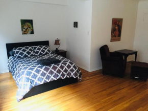 Stylish Montreal Apartment: Comfortable Stay in the Golden Square Mile